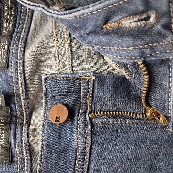 Miss Me Sigature Skinny Ankle Cropped Jeans with Subtle Fading Size 25 - Picture 8 of 13